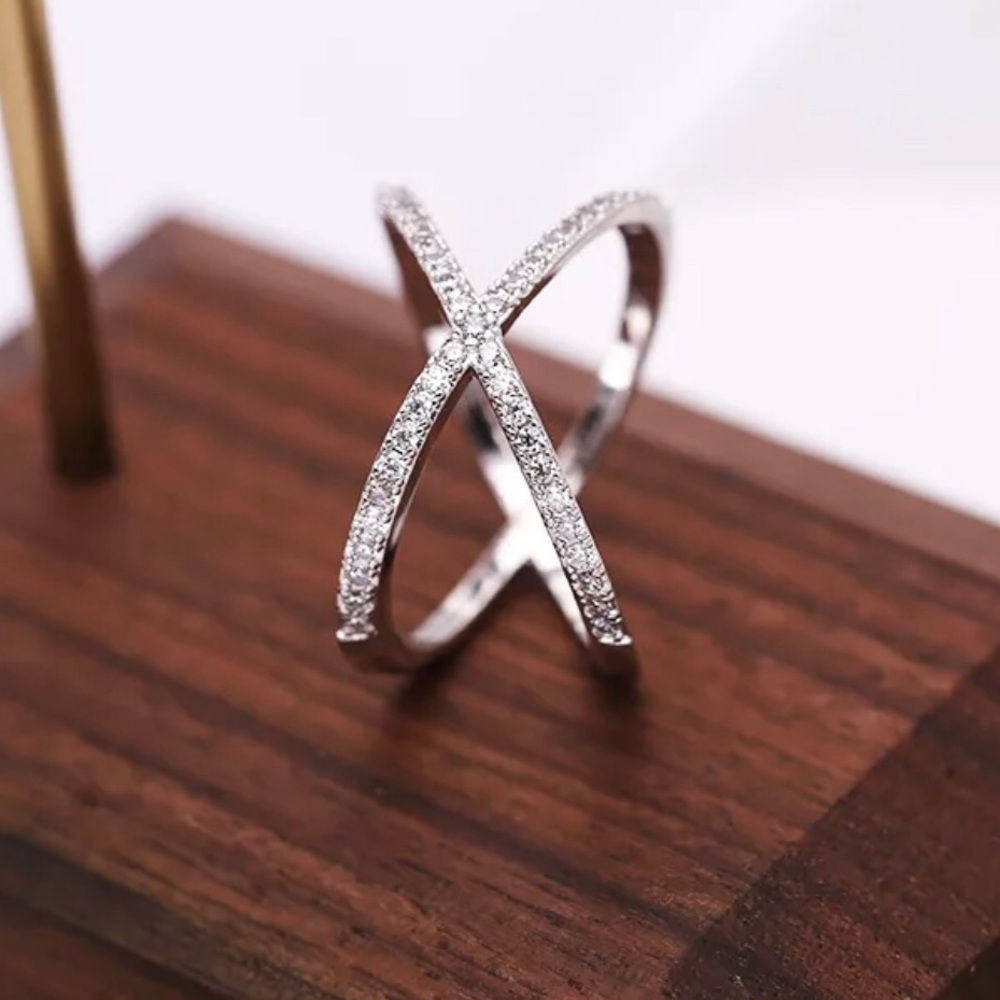 ✨✨ Criss Cross X Ring✨✨ - Picture 2 of 6